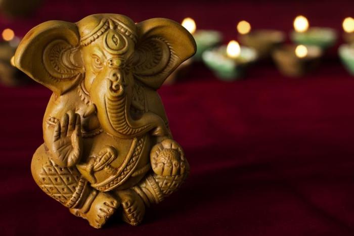 Ganesha is a wise and kind deity. How does it help attract wealth? 