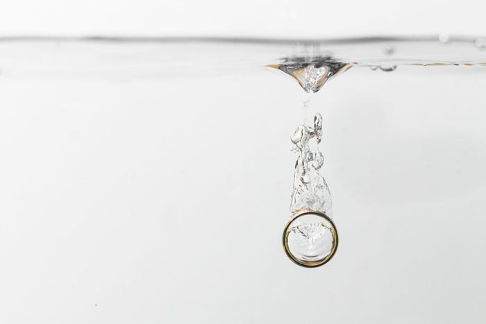 кольцо в воде