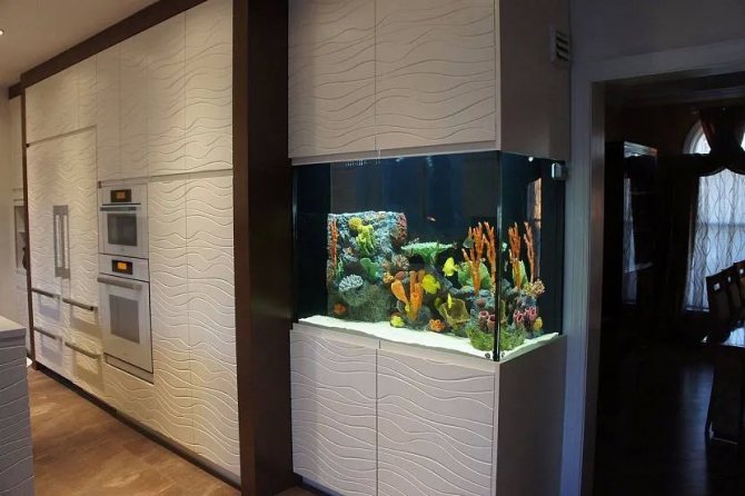 Кухня с огромным аквариумом