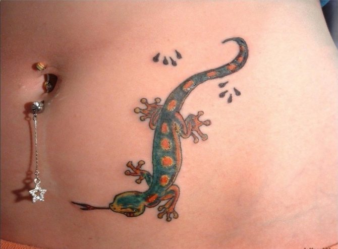 A cute little lizard tattoo will show that its owner loves to express himself
