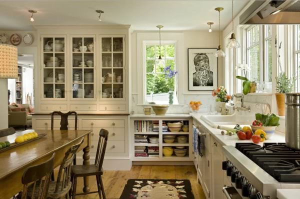 Having a kitchen at the entrance to the house can also mean that guests will come, eat and immediately leave.