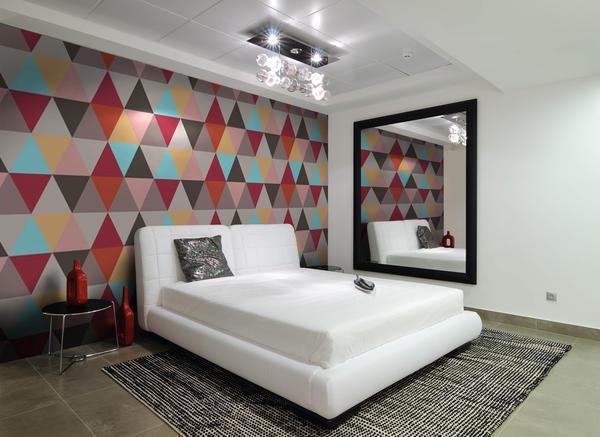 Нередко в спальне, оформленной в стиле прованс, необходимо поклеить обои с геометрическим рисунком