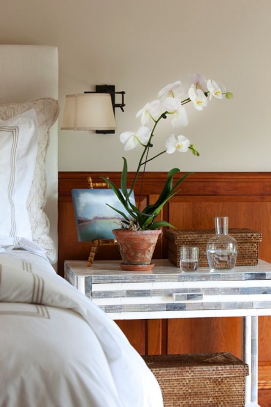 орхидеи на тумбочке в спальной комнате