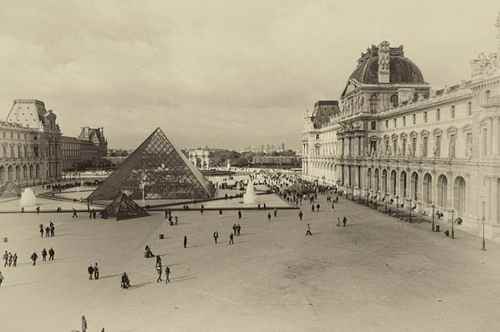 Пирамида Лувра