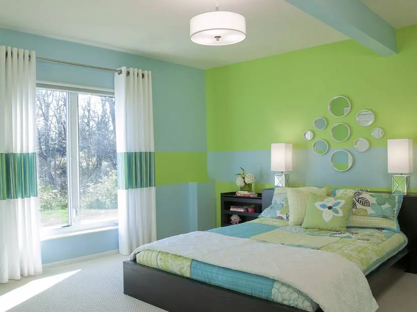 A bedroom in the southeast will suit green and woody colors