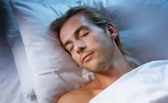 Спящий парень видит сон о предстоящей свадьбе