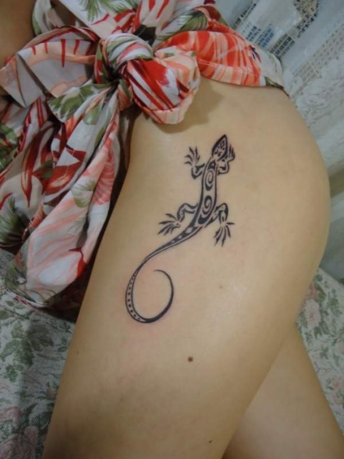 A lizard tattoo on the thigh symbolizes grace and a gentle nature.
