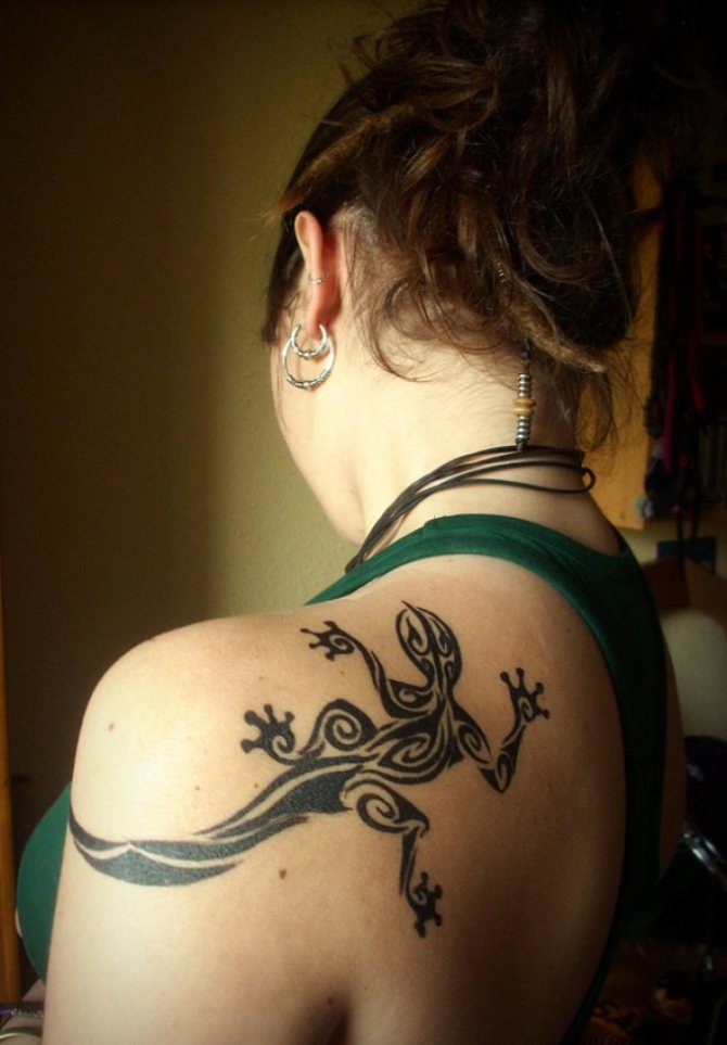 Lizard tattoo on the shoulder blade - modesty and wisdom
