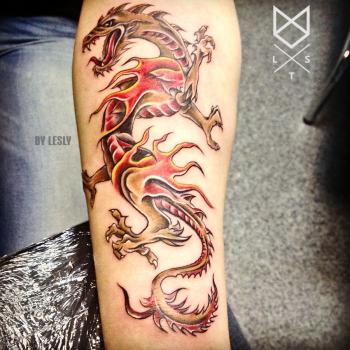 татуировка дракон на предплечье красный