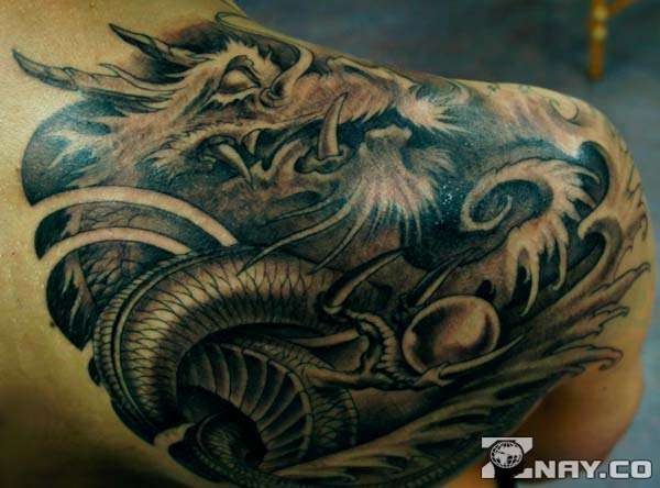 Татуировка дракона на спине парня