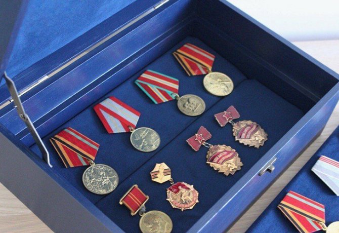 Selecting packaging for medals
