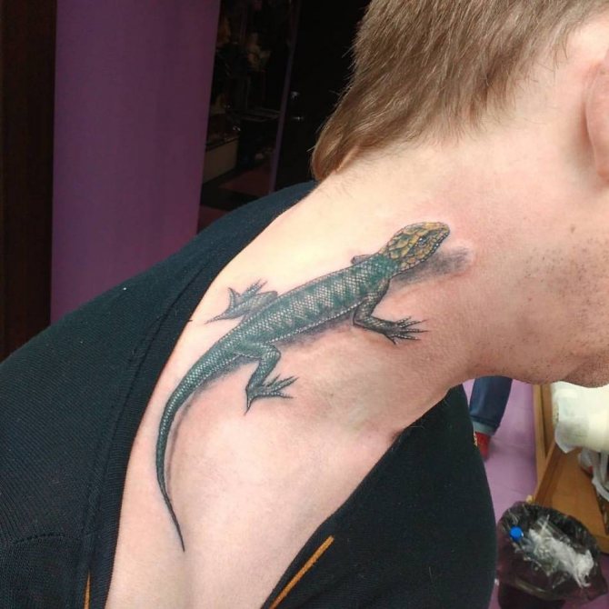 A lizard on a man&#39;s neck may indicate his military profession