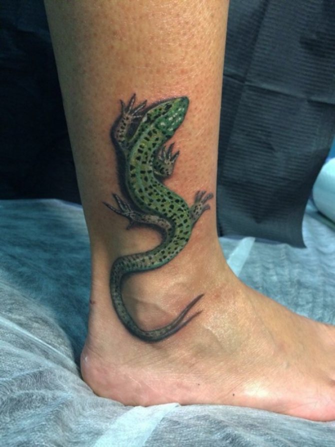 The lizard tattoo on the ankle also speaks of peacefulness.